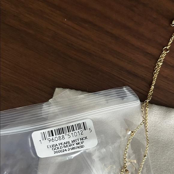 Kendra Scott Elsa Multi strand Gold/Pearl Necklace with mist pearl Pendant - Picture 4 of 5